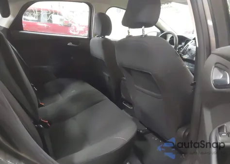 2016 Ford Focus Se z USA, uszkodzony, nr VIN 1FADP3F21GL247906